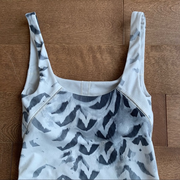 *SOLD* LULULEMON Amala tank black white pattern size 2 - Picture 6 of 10